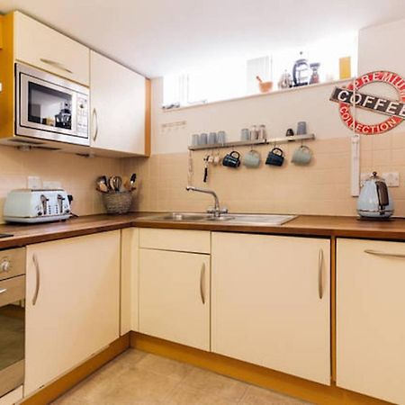 Central 2-Bed, 2-Bath Sanctuary Near Holborn Station, Covent Garden & West End London Bagian luar foto