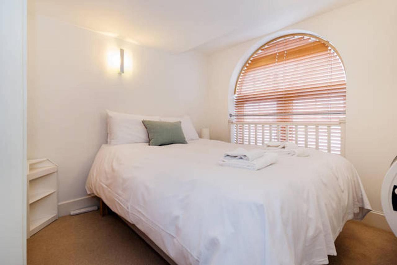 Central 2-Bed, 2-Bath Sanctuary Near Holborn Station, Covent Garden & West End London Bagian luar foto